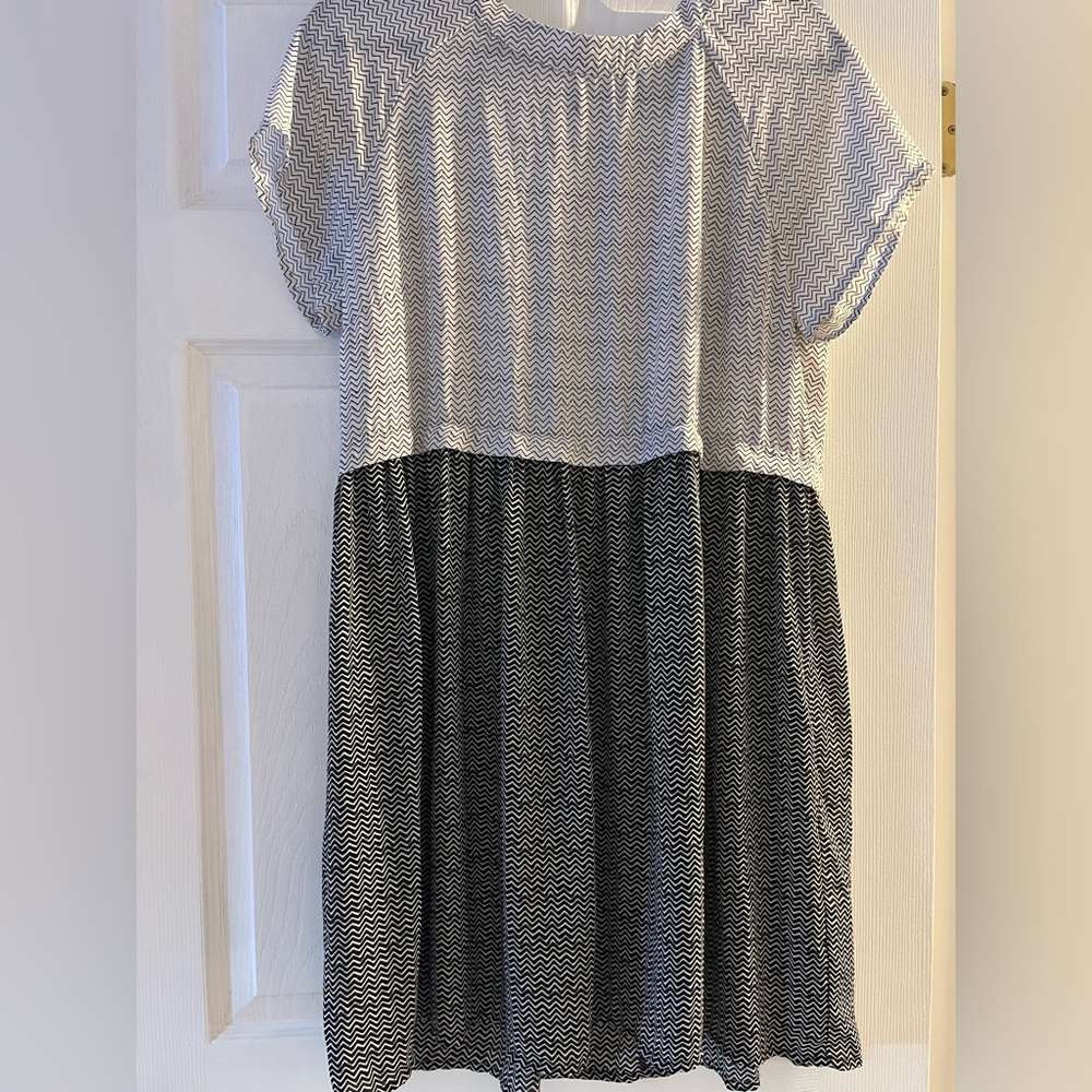 Light babydoll top. Light material  all Great paired with a cardigan 4 winter
